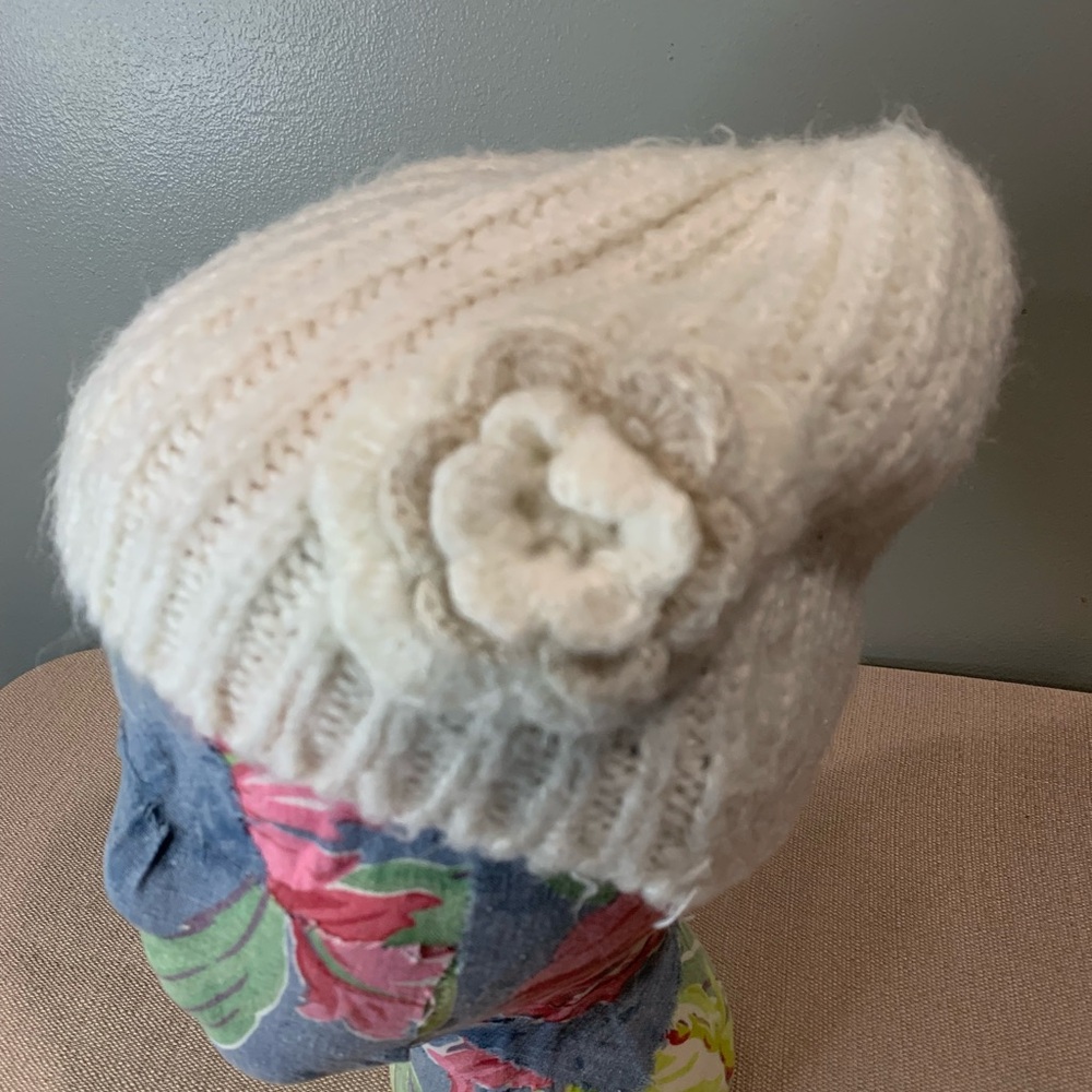 Lei White Knit Hat with Flower Accent